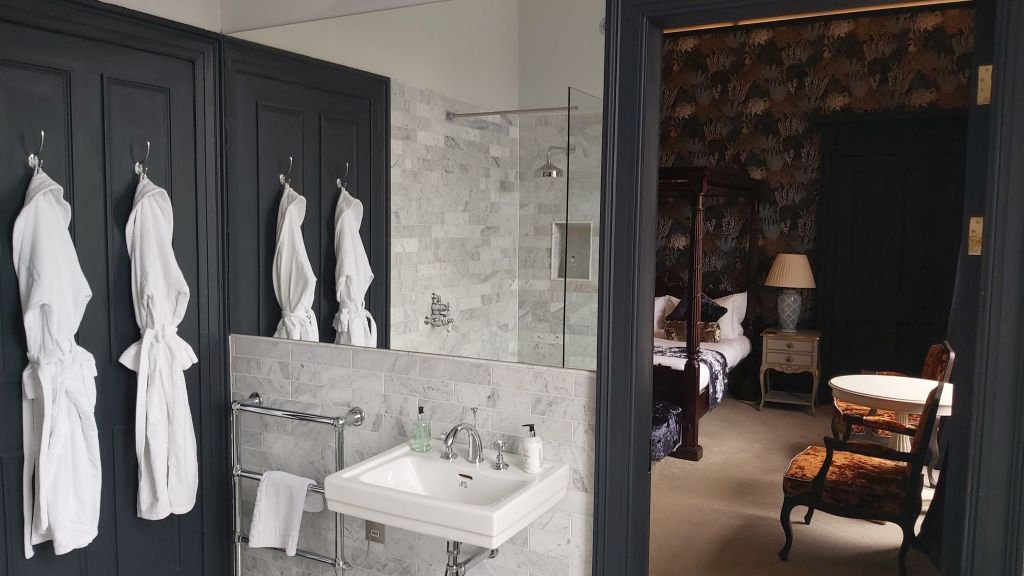 Georgian Suite Bathroom Room 19