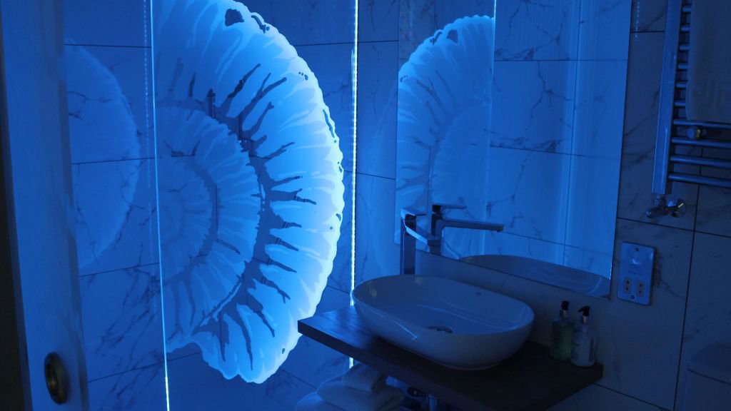 Standard Double Bathroom Room 15