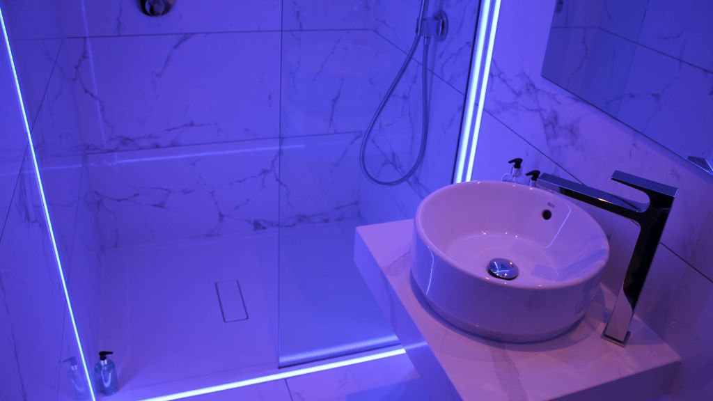 Standard Double Bathroom Room 12