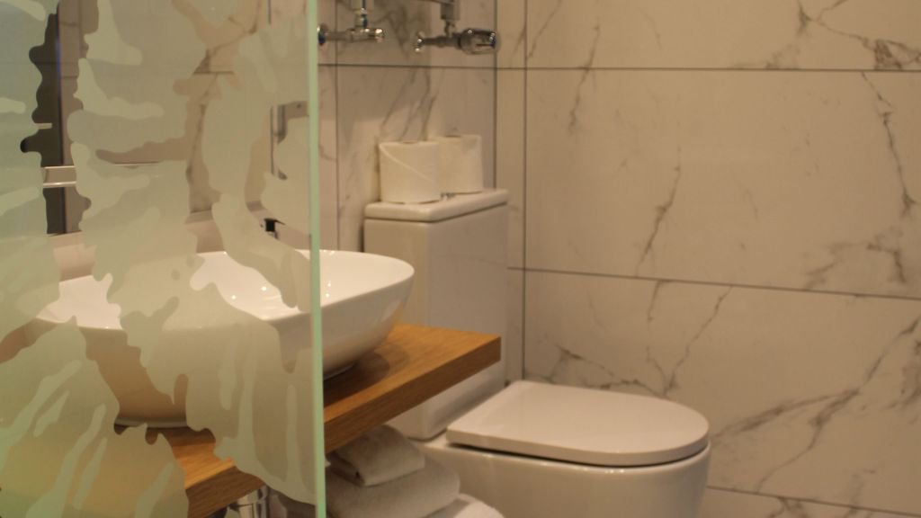 Standard Double Bathroom Room 15