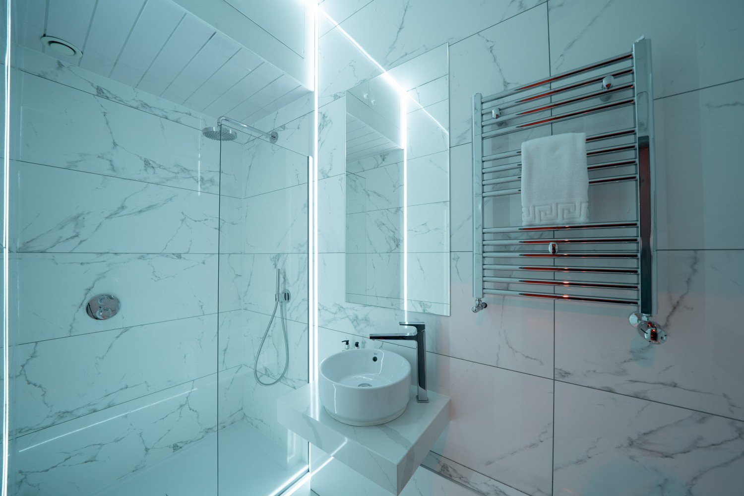 Standard Double Bathroom Room 15