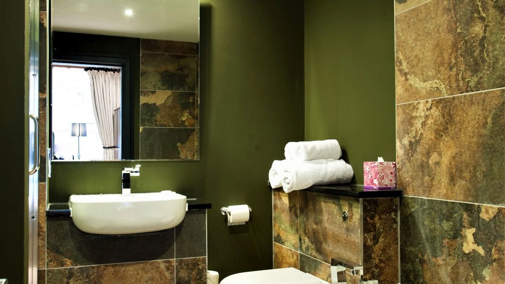 Standard Double Bathroom Room 1